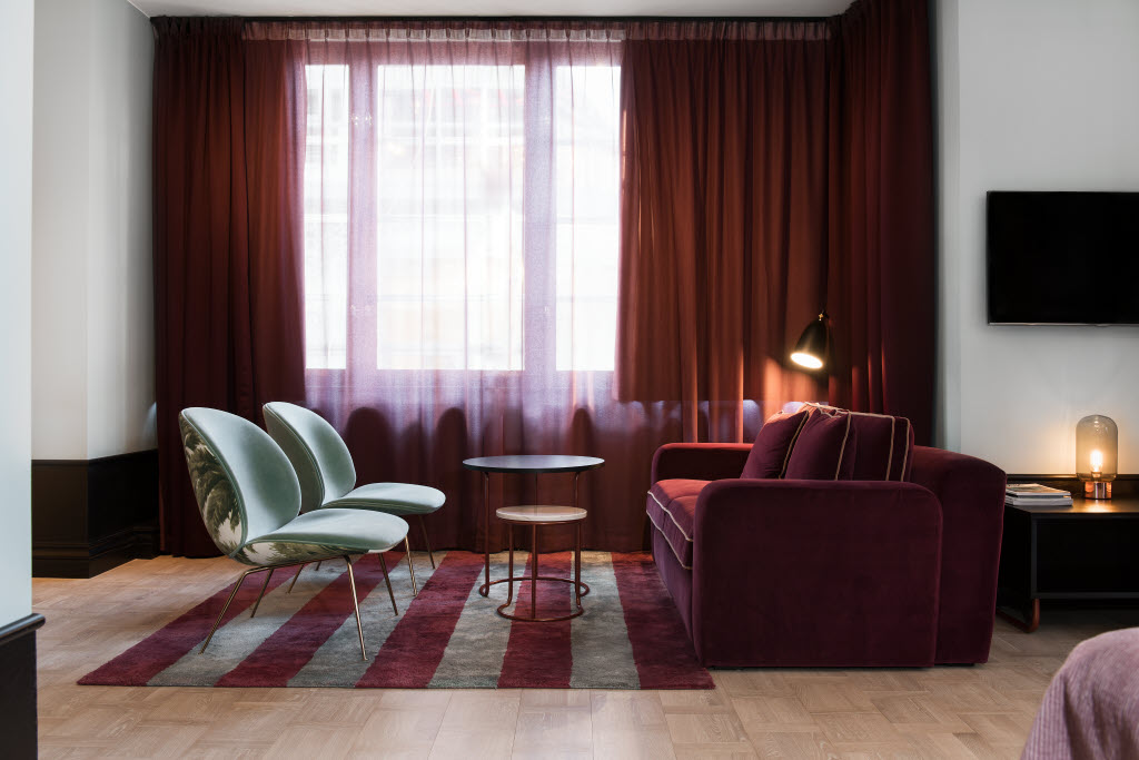 Copyright: : Jimmy Eriksson AB, Tomtebogatan 30, 113 38 Stockholm, +46 703 73 44 29, info@jimmyeriksson.se In the living room area in your junior suite you´ll find a sofa and chairs for relaxing.